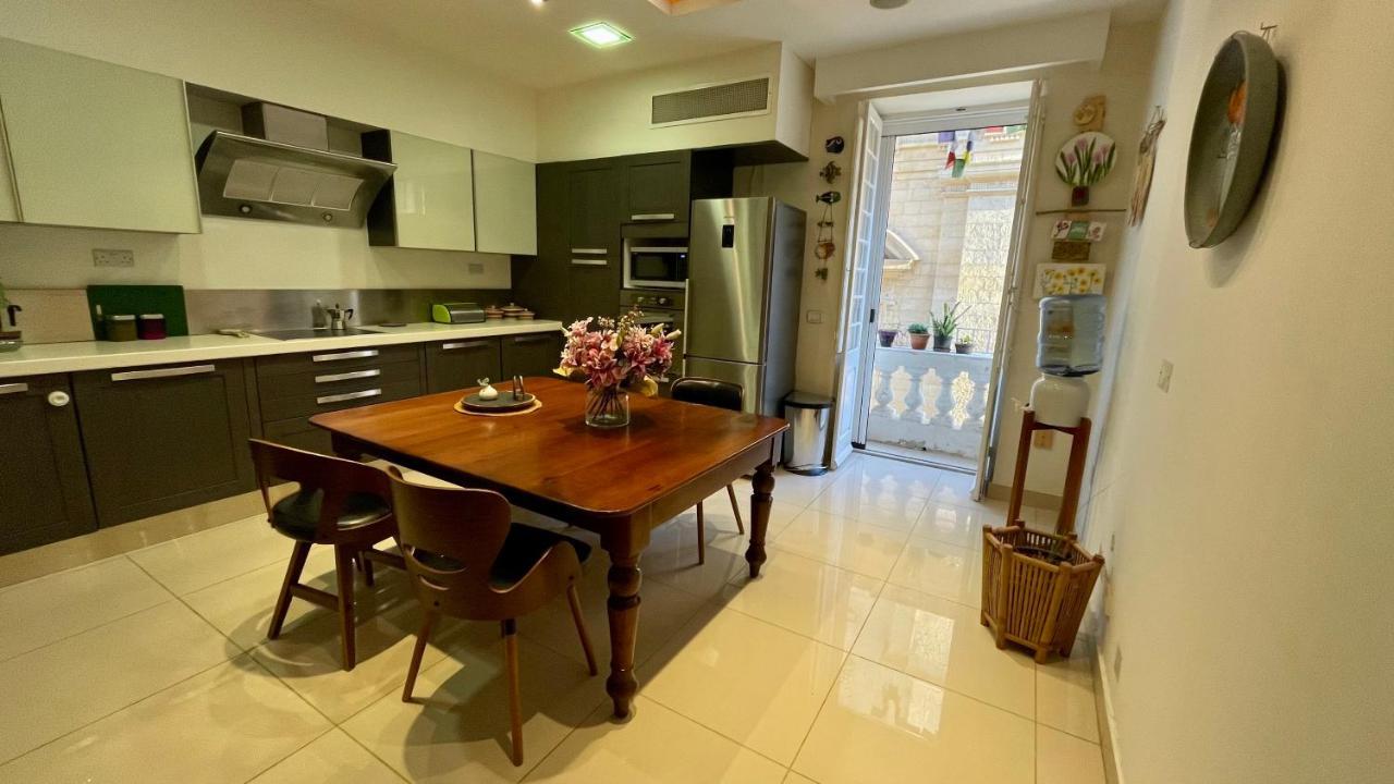 Collection - Merchant Str With Large Yard * Valletta